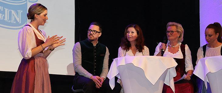 Zuvor musst sich die Bayerische Bierkönigin 2025/2025 Anna Winkler aus Unterfranken den Fragen einer Jury stellen im Löwenbräukeller  (©Foto: Martin Schmitz)